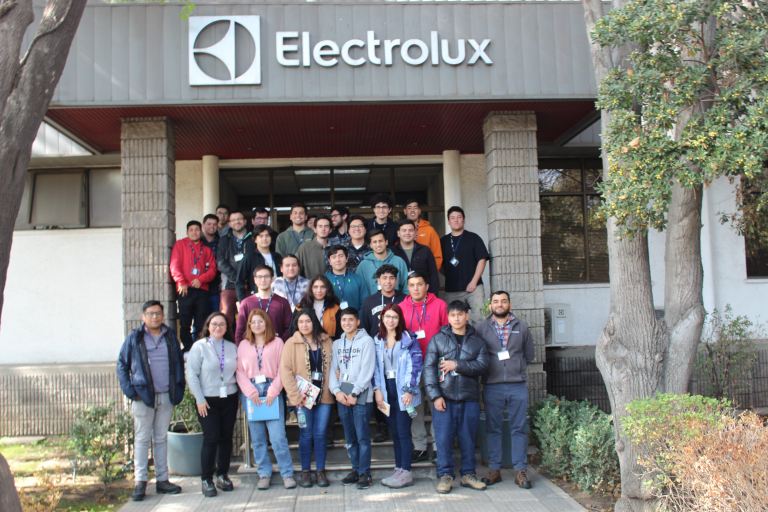 Estudiantes Visitan Instalaciones de Empresa Electrolux Chile