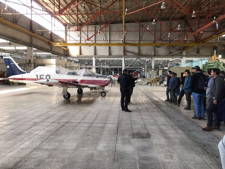 Estudiantes de Ingeniería Civil Electrónica e Ingeniería en Automatización y Control realizan visita a ENAER