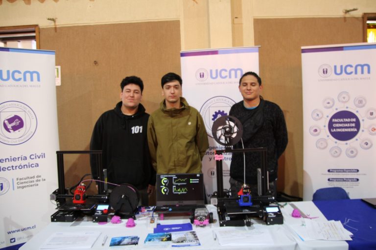 Estudiantes de Ingeniería Civil Electrónica  presentan en el día de la Innovación en Liceo Santa Marta