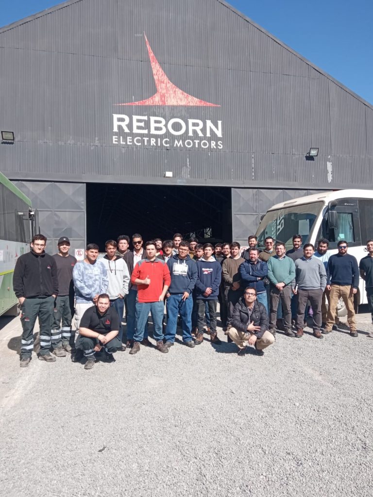 Estudiantes visitan instalaciones de Reborn Electric Rancagua