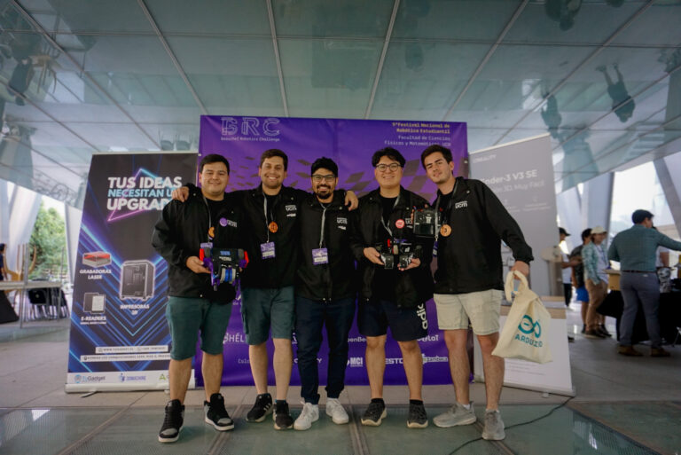 Estudiantes de Ingeniería Civil Electrónica logran el 3er lugar en competencia robótica en la BRC Universidad de Chile.