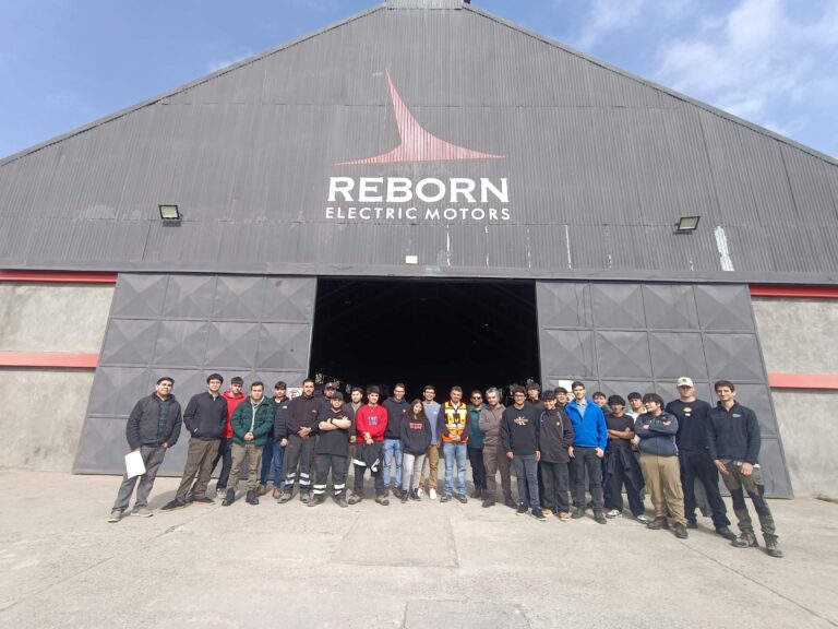 Visita de estudiantes a las instalaciones de la empresa Reborn Electric Rancagua
