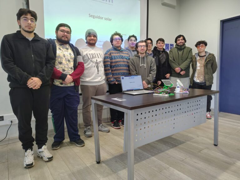Estudiantes de Ingeniería Civil Electrónica de la UCM Presentan Prototipos de Seguidores Solares Fotovoltaicos Impulsando la Innovación Energética