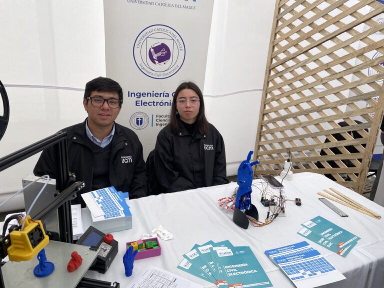 Estudiantes de Ingeniería Civil Electrónica muestran su quehacer en Feria Expo UCM