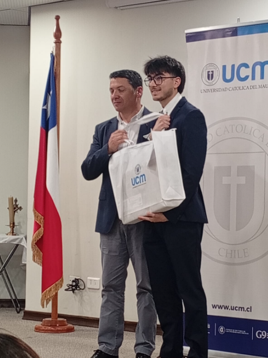 Estudiantes de Ingeniería Civil Electrónica de la UCM Reciben la Beca de Honor 2025 por Excelencia Académica