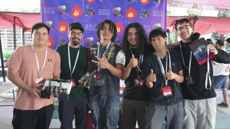 Estudiantes de Ingeniería Civil Electrónica logran el 3er lugar en competencia de robótica en la BRC de la Universidad de Chile.