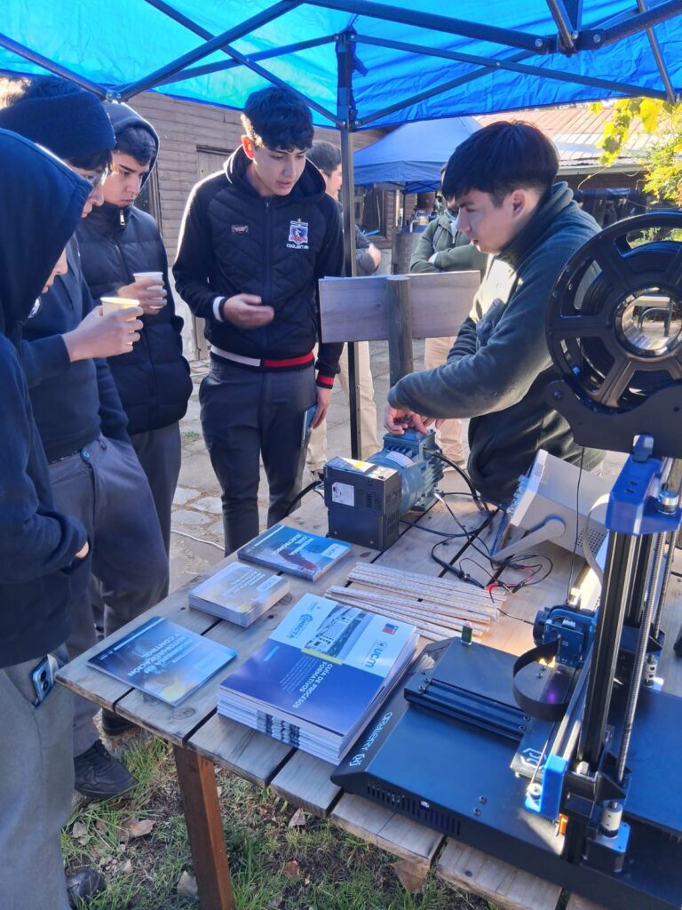 Estudiantes y docente de Ingeniería Civil Electrónica participan en evento Más Rural en el Maule