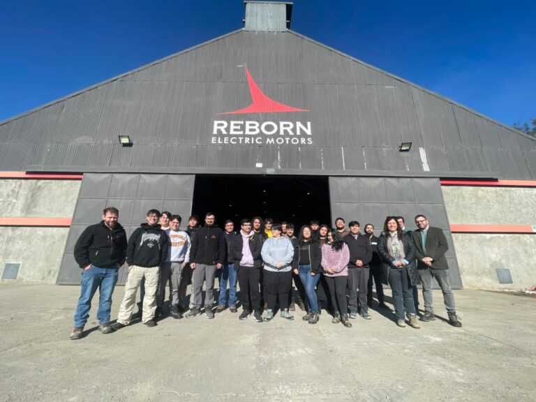 Estudiantes de Ingeniería de la UCM conocen de cerca el desarrollo de la electromovilidad chilena en Reborn Electric